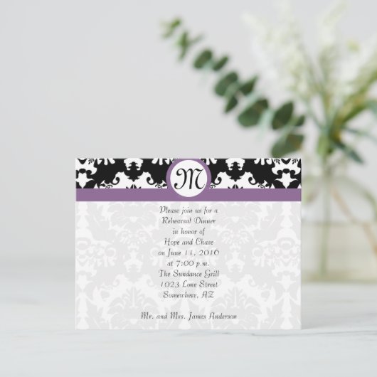Plum Trim Black Damask Hearts Rehearsal Dinner Uitnodiging Briefkaart (Staand voorkant)