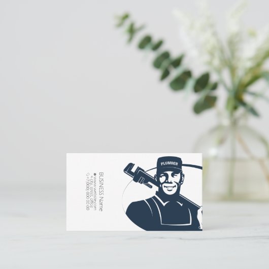 Plumber in uniform met een moersleutel visitekaartje (Staand voorkant)