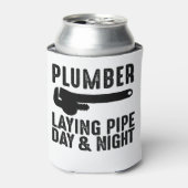 Plumber Laying Pipe Day & Night Blikjeskoeler (Blikje Voorkant)
