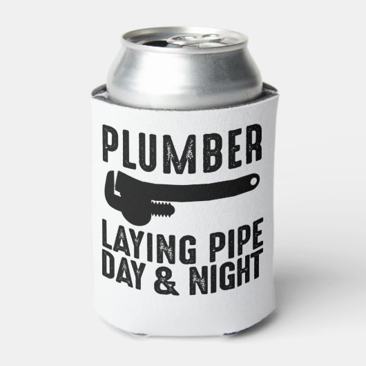 Plumber Laying Pipe Day & Night Blikjeskoeler (Blikje Voorkant)