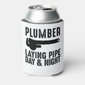 Plumber Laying Pipe Day & Night Blikjeskoeler (Blikje Achterkant)