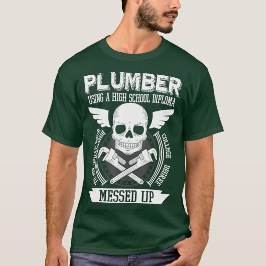 Plumber Using A High School Diploma o Fix T-shirt (Voorkant)