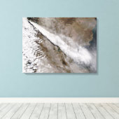 Plume uit de uitbarsting van Chaiten vulcano, Chil Canvas Afdruk (Insitu (Houten vloer))