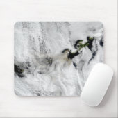 Plume uit Okmok Volcano, Aleutian Islands 2 Muismat (Met muis)