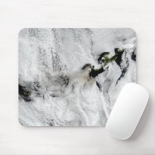 Plume uit Okmok Volcano, Aleutian Islands 2 Muismat (Met muis)