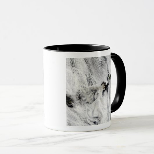 Plume uit Okmok Volcano, Aleutian Islands Mok (Voorkant rechts)