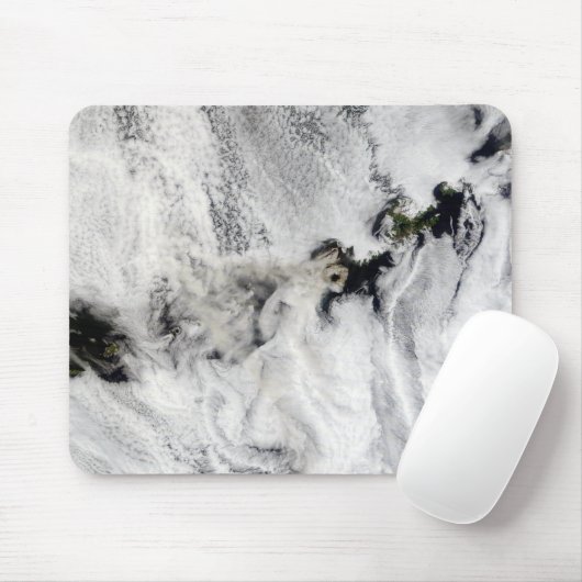 Plume uit Okmok Volcano, Aleutian Islands Muismat (Met muis)