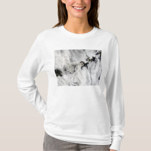 Plume uit Okmok Volcano, Aleutian Islands T-shirt