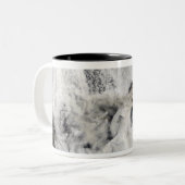 Plume uit Okmok Volcano, Aleutian Islands Tweekleurige Koffiemok (Voorkant links)