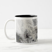 Plume uit Okmok Volcano, Aleutian Islands Tweekleurige Koffiemok (Links)