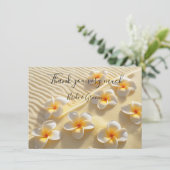 Plumeria bloem op zand bedankkaart (Staand voorkant)