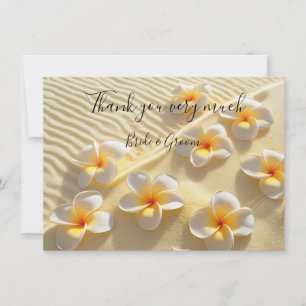 Plumeria bloem op zand bedankkaart