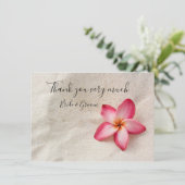 Plumeria bloem op zand bedankkaart (Staand voorkant)