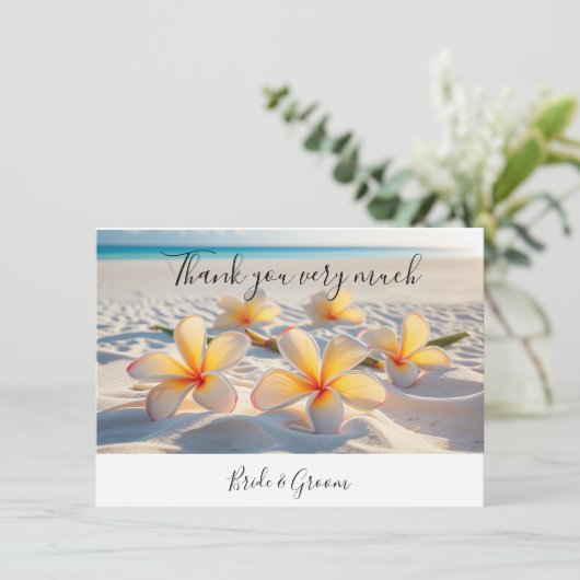 Plumeria bloem op zand bedankkaartje bedankkaart (Staand voorkant)
