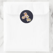 Plumeria blossom op donkerblauw ronde sticker (Tas)