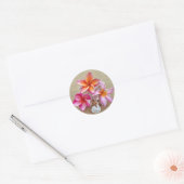 Plumeria en schelpen op Sandy Beach Sticker (Envelop)