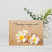 Plumeria Flower op zand, dank je kaart (Staand voorkant)