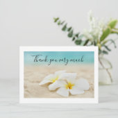 Plumeria Flower op zand, dank je kaart (Staand voorkant)