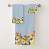Plumeria Flowers op Light Blue Bath Towel Set Bad Handdoek (Insitu)