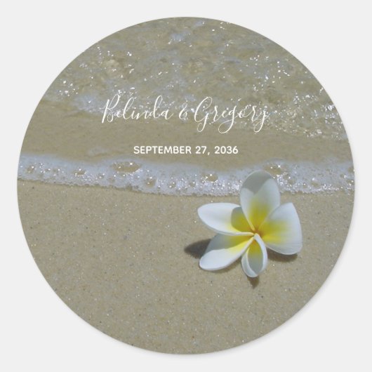 Plumeria Frangipani op zand bruiloft Ronde Sticker (Voorkant)