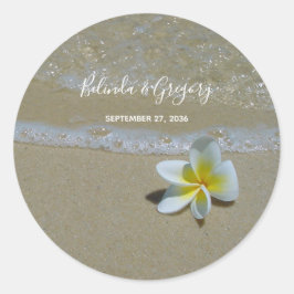 Plumeria Frangipani op zand bruiloft Ronde Sticker