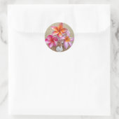 Plumeria op schelpen op het strand ronde sticker (Tas)