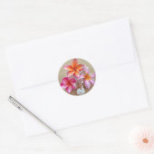 Plumeria op schelpen op het strand ronde sticker (Envelop)