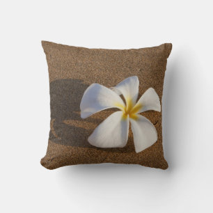 Plumeria op zandstrand, Maui, Hawaï, VS Kussen