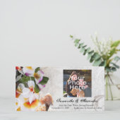 Plumeria Orchid Lei in Zand Fotokaart Save The Date (Staand voorkant)