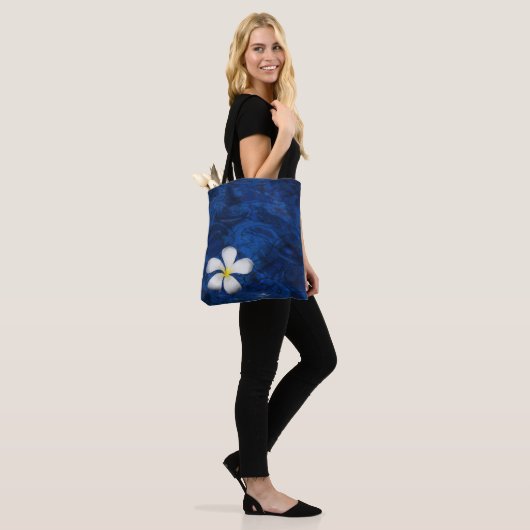 Plumeria witte bloem bloemenpatroon tote bag (Op model)