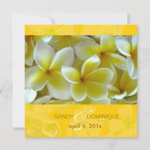 Plumerias op gele achtergrond kaart