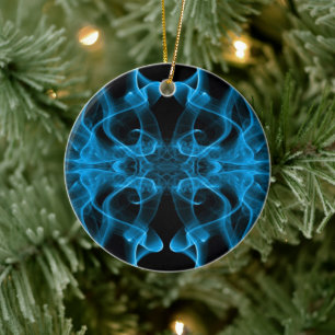Plumes van blauwe rook op zwart keramisch ornament