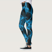 Plumes van blauwe rook op zwart leggings (Links)