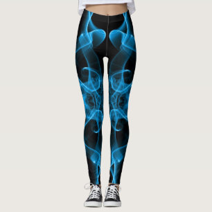 Plumes van blauwe rook op zwart leggings