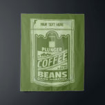 Plunger koffie pop art food verpakking illustratie wandkleed<br><div class="desc">Een pop art illustratie die een groen zakje vol met plunjerkoffie heeft. Ontwerp voor koffieliefhebbers. Het maakt deel uit van mijn pop art food collectie. Het koffiepakket is groen en heeft aanpasbare tekst.</div>
