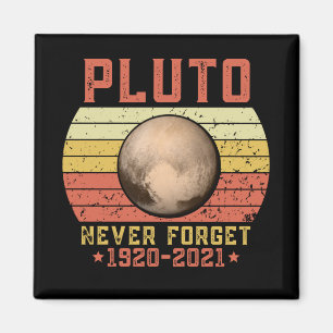 pluto NEVER FORGET Magneet