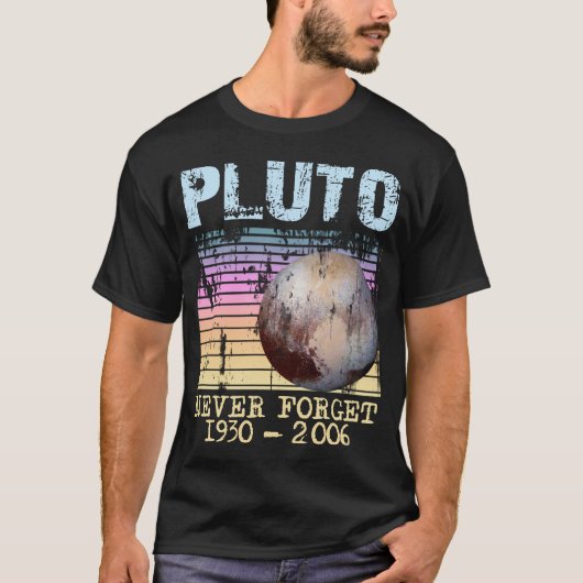 Pluto Never Forget T-Shirt design (Voorkant)