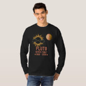 Pluto Nooit Fogert Planeet en de Zon T-shirt (Voorkant volledig)