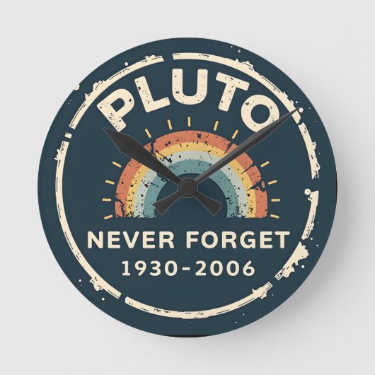 Pluto Nooit Vergeten 1930-2006 Retro Space Ronde Klok (Voorkant)
