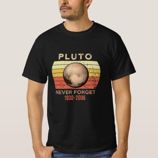 Pluto Nooit Vergeten 1930 – 2006 T-shirt (Voorkant)