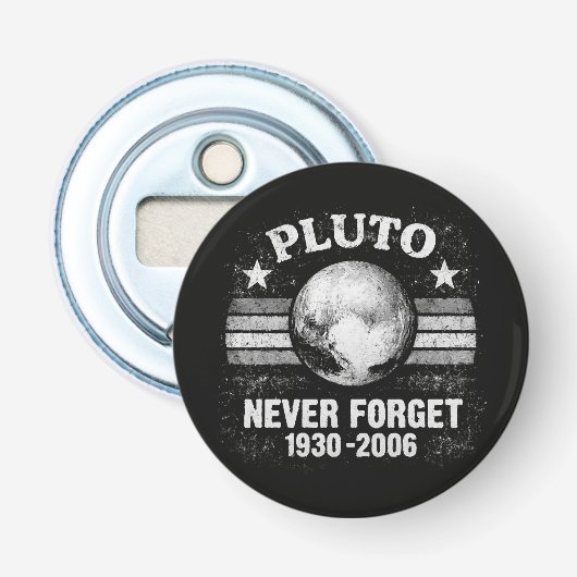 Pluto Nooit Vergeten Button Flesopener (Voorkant)