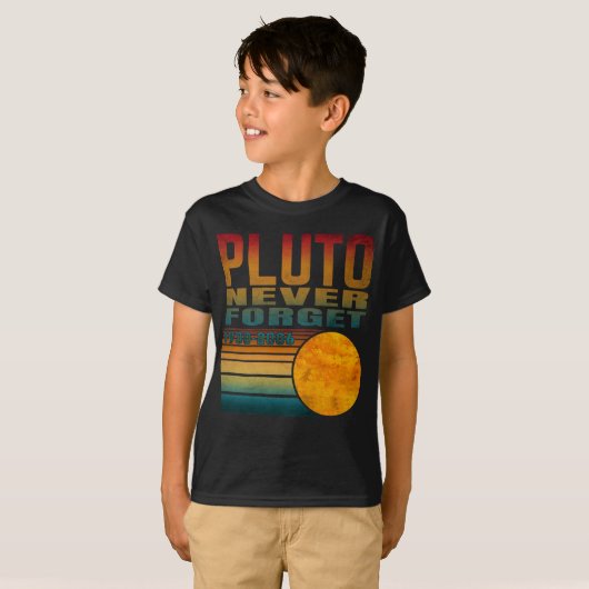 Pluto Nooit Vergeten T-Shirt (Voorkant volledig)