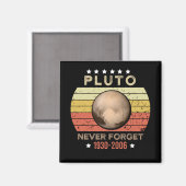 Pluto vergeet nooit 1930-2006 magneet (Voorkant / Achterkant)