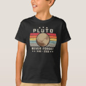 Pluto vergeet nooit 1930 - 2006 Retro Funny Space T-shirt (Voorkant)