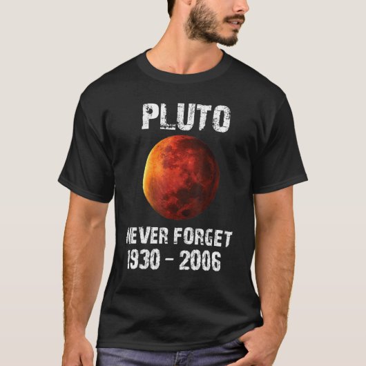 Pluto vergeet nooit 1930 2006 t-shirt (Voorkant)