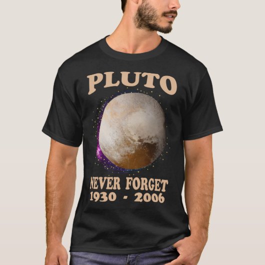 Pluto vergeet nooit 1930 2006 t-shirt (Voorkant)
