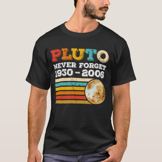 Pluto vergeet nooit 1930 - 2006 t-shirt (Voorkant)