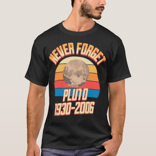 Pluto vergeet nooit 1930-2006 t-shirt (Voorkant)