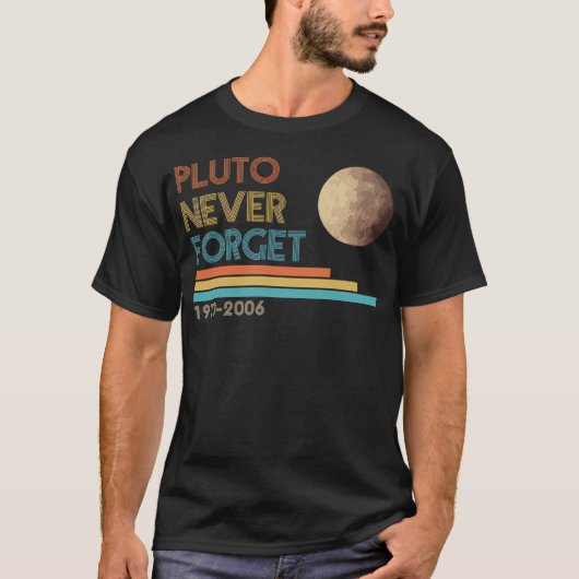 Pluto vergeet nooit 1930-2006 t-shirt (Voorkant)