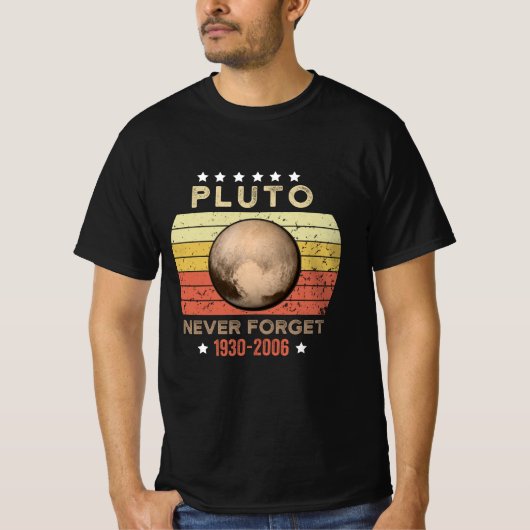 Pluto vergeet nooit 1930-2006 t-shirt (Voorkant)